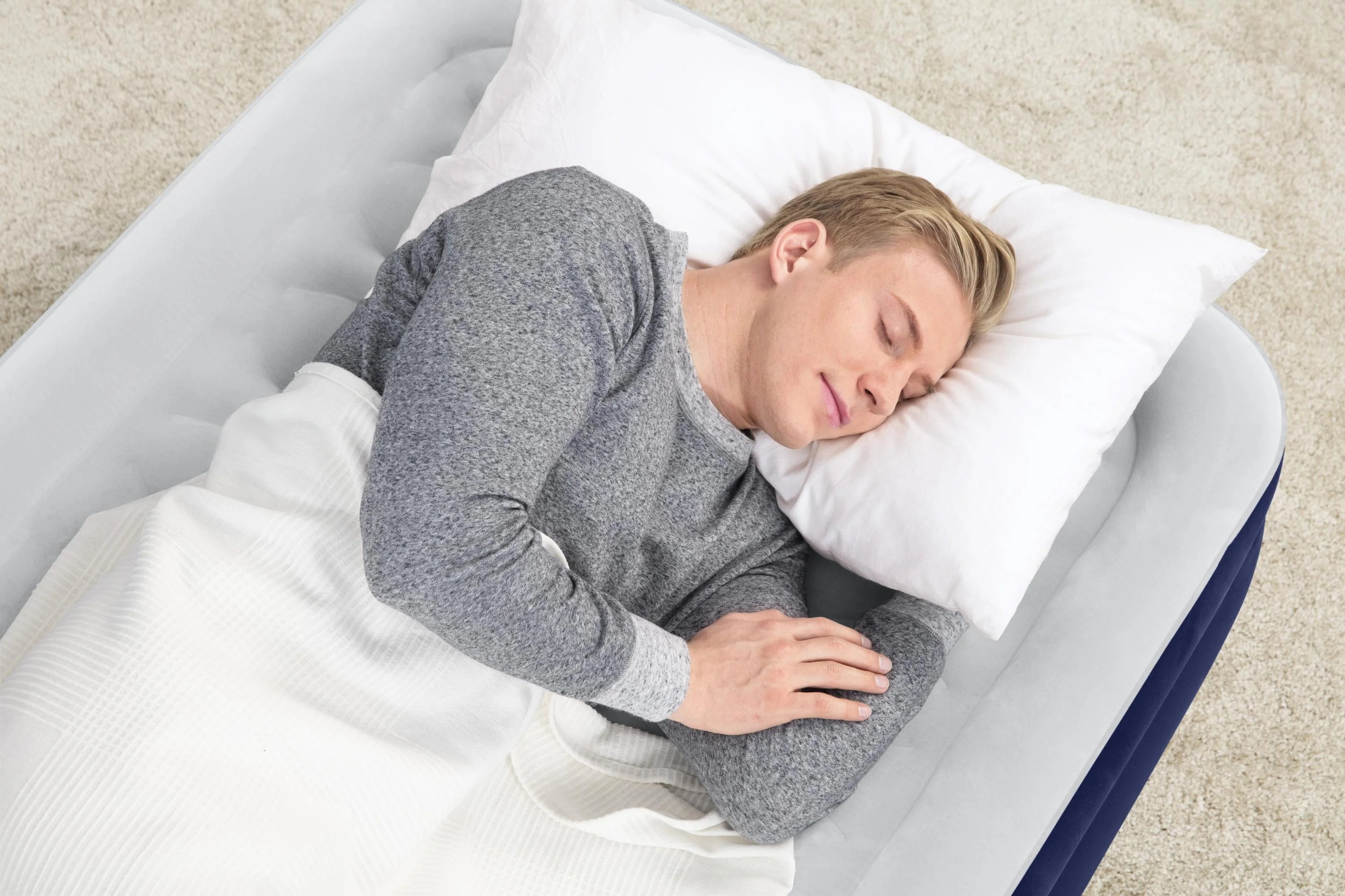 Twin Air Mattress with Built-in Pump O564815