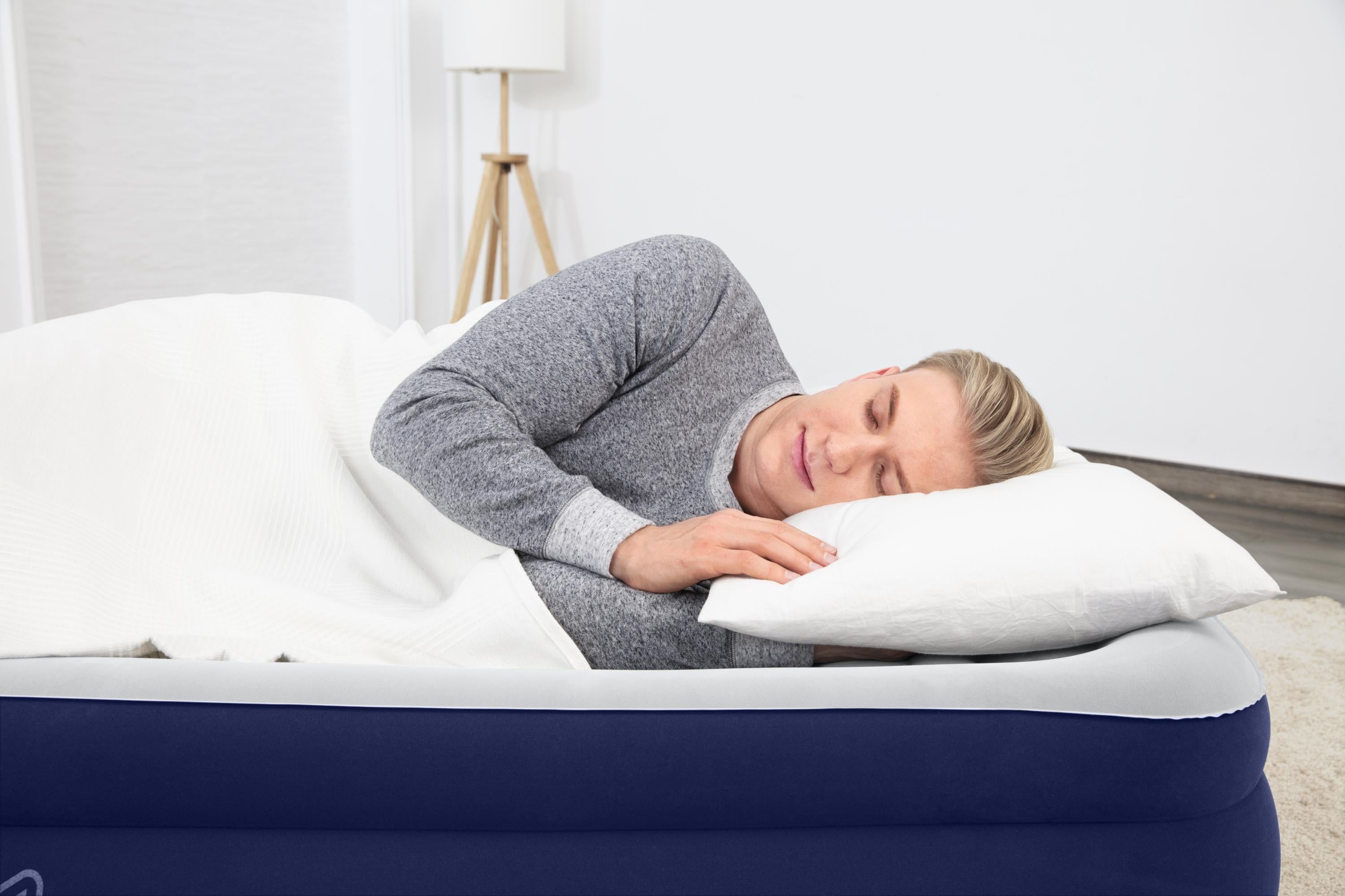Twin Air Mattress with Built-in Pump O564815